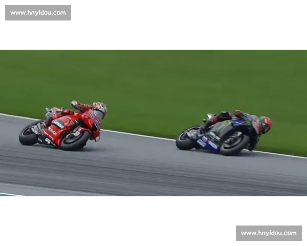 墨西哥站发车大乱斗：830 米直道上的生死时速